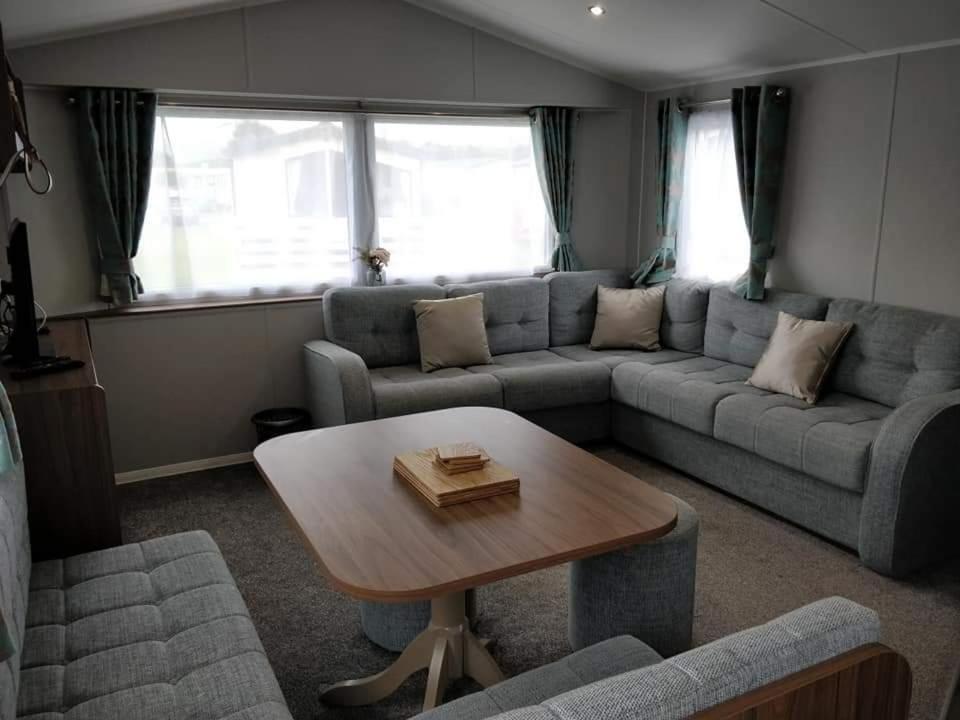 Black Rock Sands Caravan Sleeps 8 Hotel Porthmadog Bagian luar foto