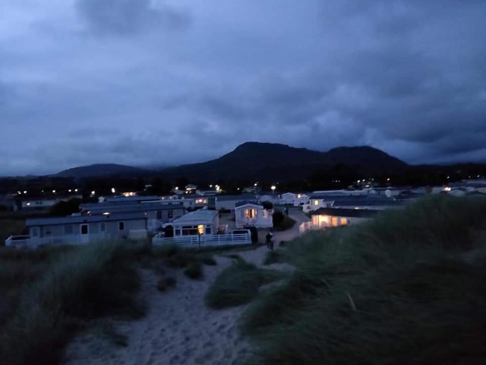 Black Rock Sands Caravan Sleeps 8 Hotel Porthmadog Bagian luar foto